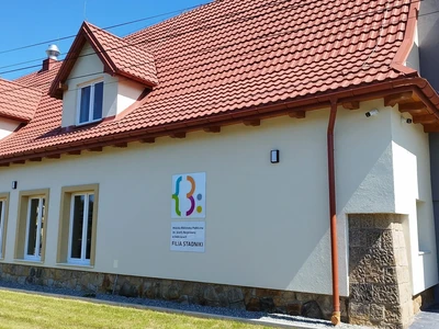 dom-ludowy-w-standikach---miejska-biblioteka-publiczna-im--jozefy-bergelownej-w-dobczycach